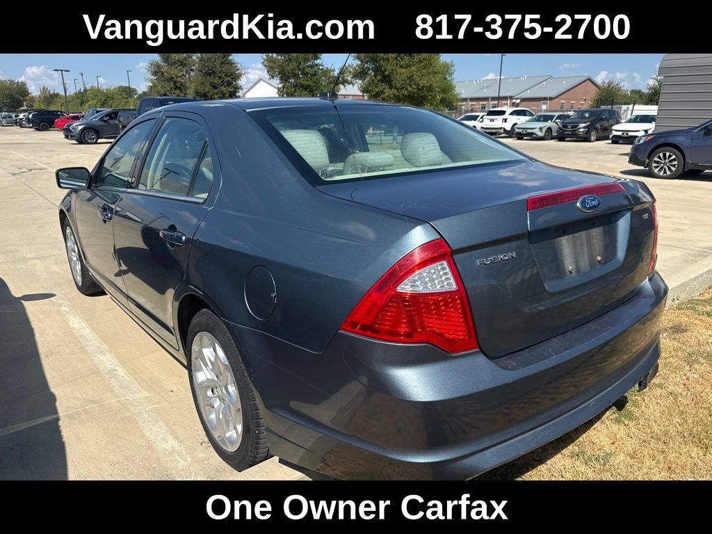 Used 2011 Ford Fusion SE FWD image 2