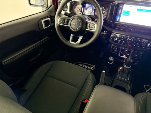 Used 2024 Jeep Wrangler Unlimited Sahara w/ Technology Group AWD/4WD image 28