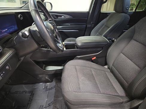 Used 2025 Chevrolet Traverse LT image 12