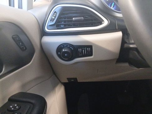 Used 2024 Chrysler Pacifica Touring-L FWD image 11