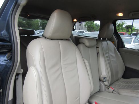 Used 2013 Toyota Sienna XLE FWD image 15