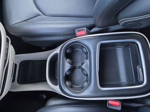 Used 2024 Chrysler Pacifica Touring-L image 24