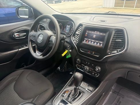 Used 2021 Jeep Cherokee Latitude FWD image 20