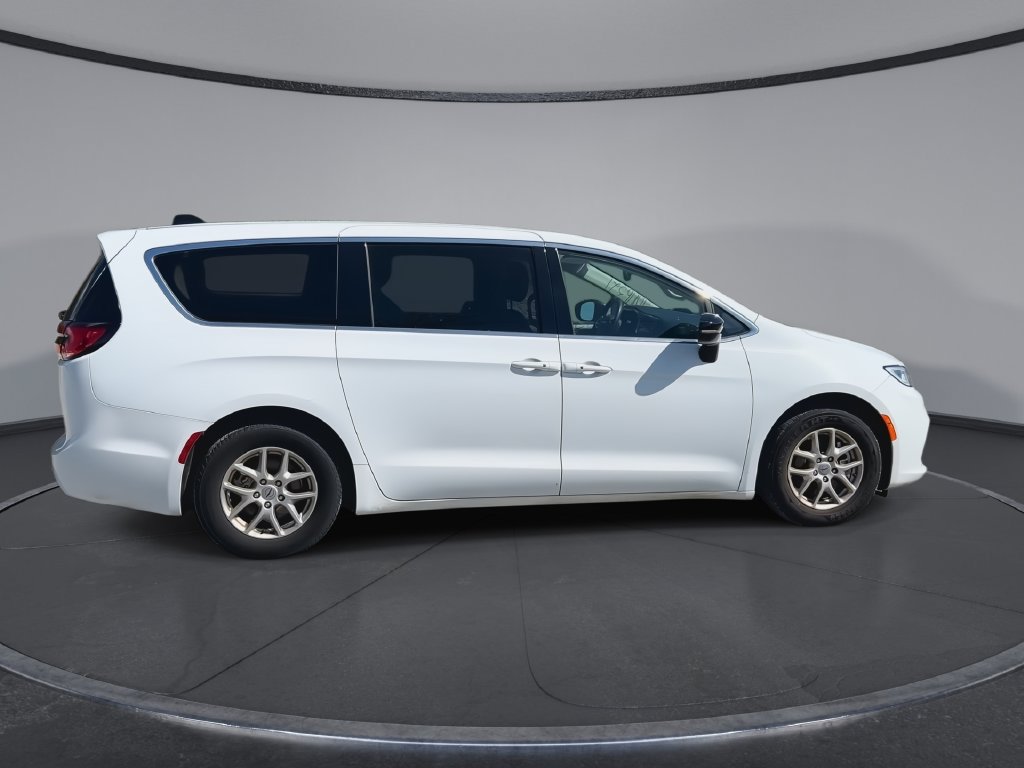 Used 2024 Chrysler Pacifica Touring-L FWD image 9