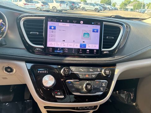 Used 2022 Chrysler Pacifica Touring-L w/ Uconnect Theater Family Group FWD image 15