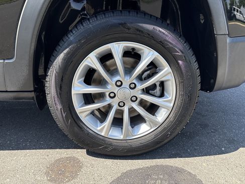 Used 2019 Jeep Cherokee Latitude w/ Cold Weather Group AWD/4WD image 13