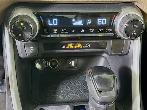 Used 2024 Toyota RAV4 LE AWD/4WD image 22