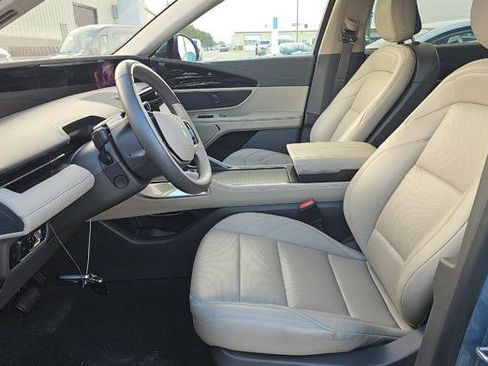 Used 2025 Lincoln Nautilus Premier image 8