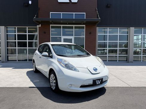 Used 2015 Nissan Leaf S w/ Charge Package FWD image 2