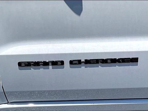 Used 2018 Jeep Grand Cherokee Altitude RWD image 26