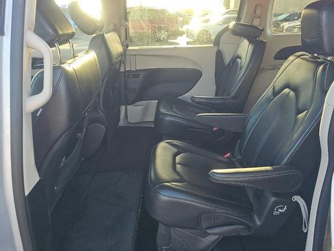 Used 2023 Chrysler Pacifica Touring-L image 4