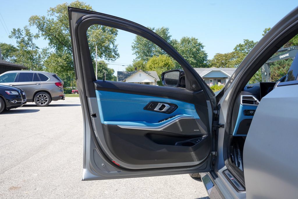 Used 2025 BMW M3 w/ M Carbon Exterior Package RWD image 38