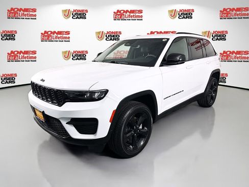 Used 2023 Jeep Grand Cherokee Altitude AWD/4WD image 13