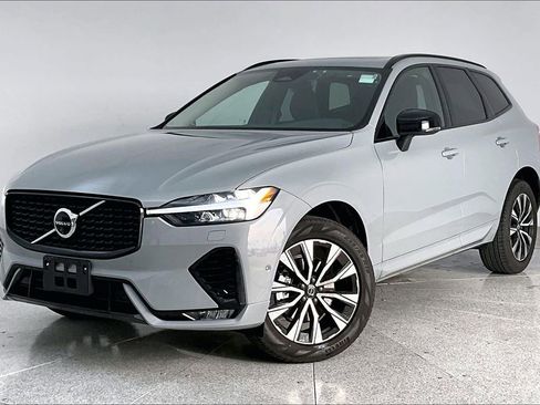 Used 2025 Volvo XC60 B5 Plus image 16