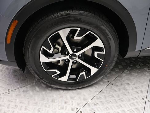 Used 2025 Kia Sportage EX FWD image 4