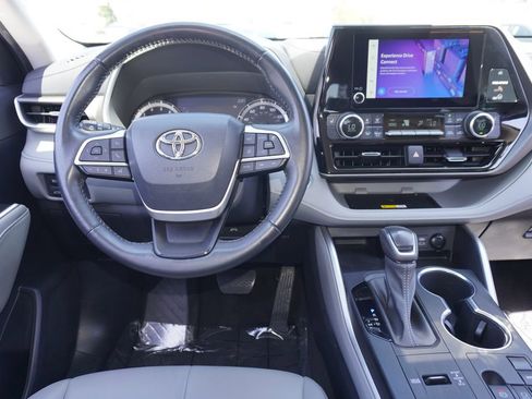 Used 2023 Toyota Highlander XLE FWD image 14