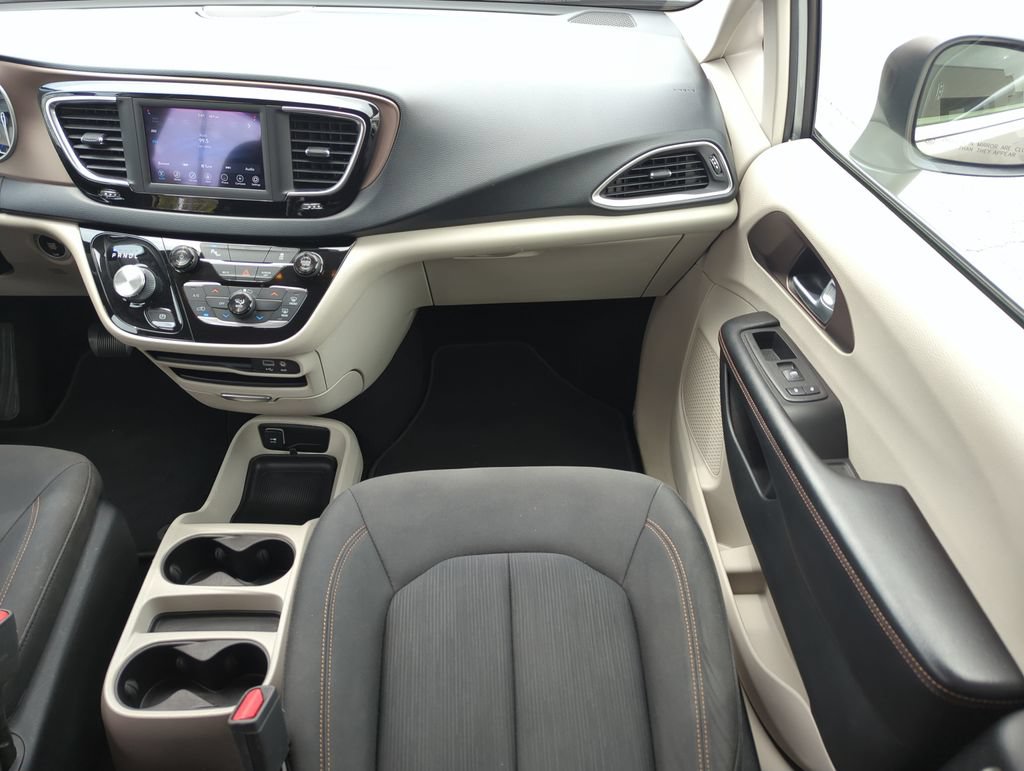 Used 2018 Chrysler Pacifica L FWD image 15