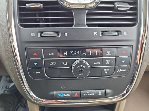 Used 2013 Chrysler Town & Country Touring FWD image 14