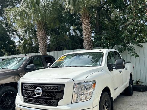 Used 2020 Nissan Titan SV w/ SV Convenience Package image 7