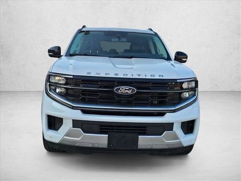 Used 2025 Ford Expedition Platinum AWD/4WD image 2