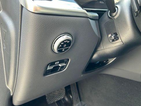 Used 2025 Mercedes-Benz GLC 300 4MATIC image 17