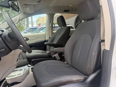 Used 2017 Chrysler Pacifica Touring image 10