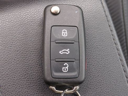 Used 2013 Volkswagen Beetle 2.5 FWD image 21