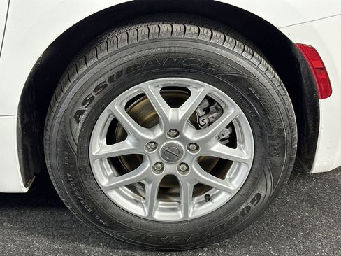 Used 2023 Chrysler Voyager LX image 15