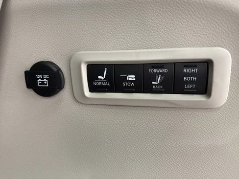 Used 2023 Chrysler Pacifica Limited w/ Uconnect Theater Family Group image 19