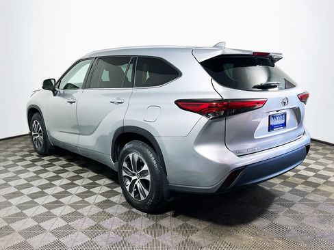 Used 2022 Toyota Highlander XLE AWD/4WD image 5