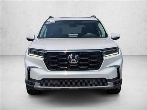 Used 2025 Honda Pilot Touring image 2
