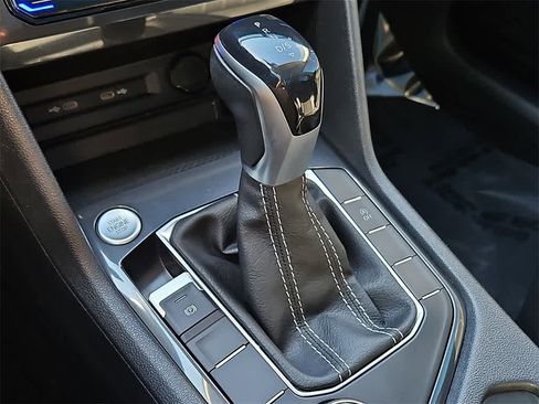 Used 2022 Volkswagen Tiguan SE w/ Panoramic Sunroof Package image 12