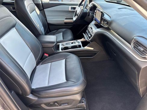 Used 2023 Ford Explorer XLT w/ Equipment Group 202A AWD/4WD image 17