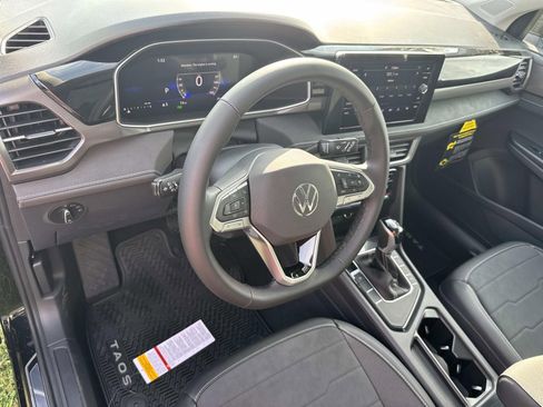 New 2026 Volkswagen Taos SE FWD image 11