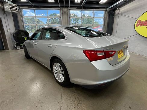 Used 2017 Chevrolet Malibu LT FWD image 3