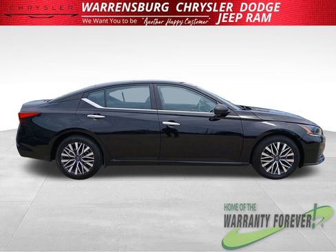 Used 2024 Nissan Altima 2.5 SV FWD image 2