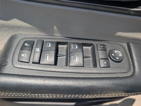 Used 2023 Chrysler Pacifica Touring-L FWD image 27