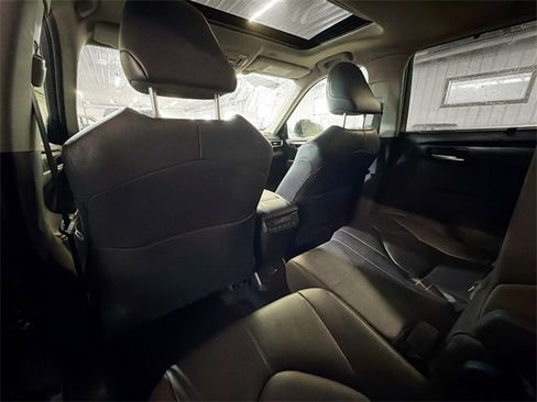 Used 2023 Toyota Highlander XLE image 9