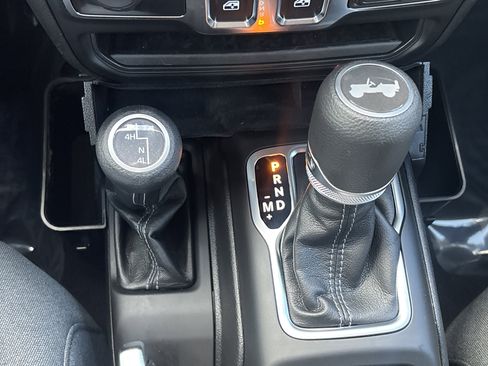 Used 2025 Jeep Wrangler Sport image 27