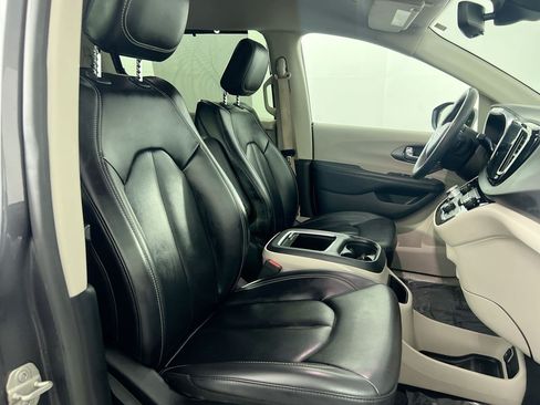 Used 2023 Chrysler Pacifica Touring-L FWD image 28