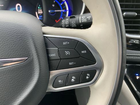 Used 2021 Chrysler Pacifica Limited w/ Premium & Safety Sphere Group image 34