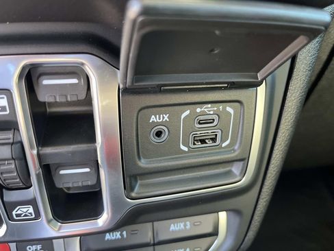 New 2025 Jeep Gladiator Mojave image 24