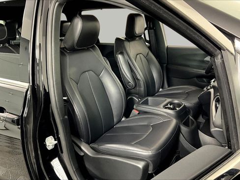 Used 2025 Chrysler Pacifica Select FWD image 28