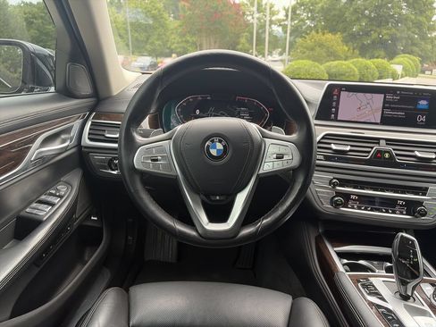 Used 2022 BMW 750i xDrive w/ Executive Package AWD/4WD image 21