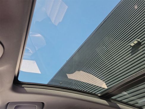 Certified 2025 Porsche Macan Turbo image 40