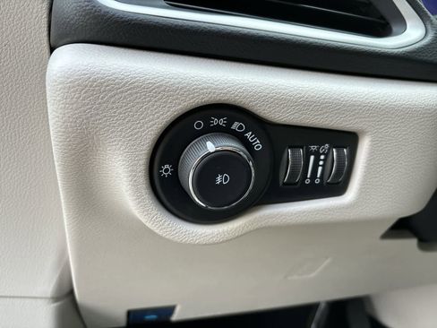 Certified 2024 Chrysler Pacifica Touring-L image 9