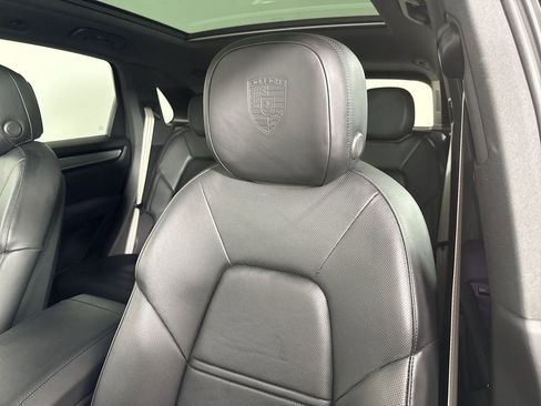 Certified 2023 Porsche Cayenne Platinum Edition image 41
