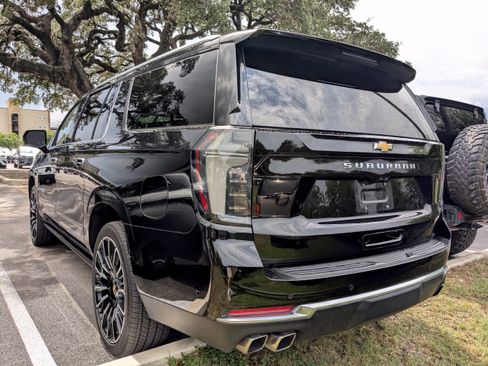 Used 2025 Chevrolet Suburban High Country AWD/4WD image 10