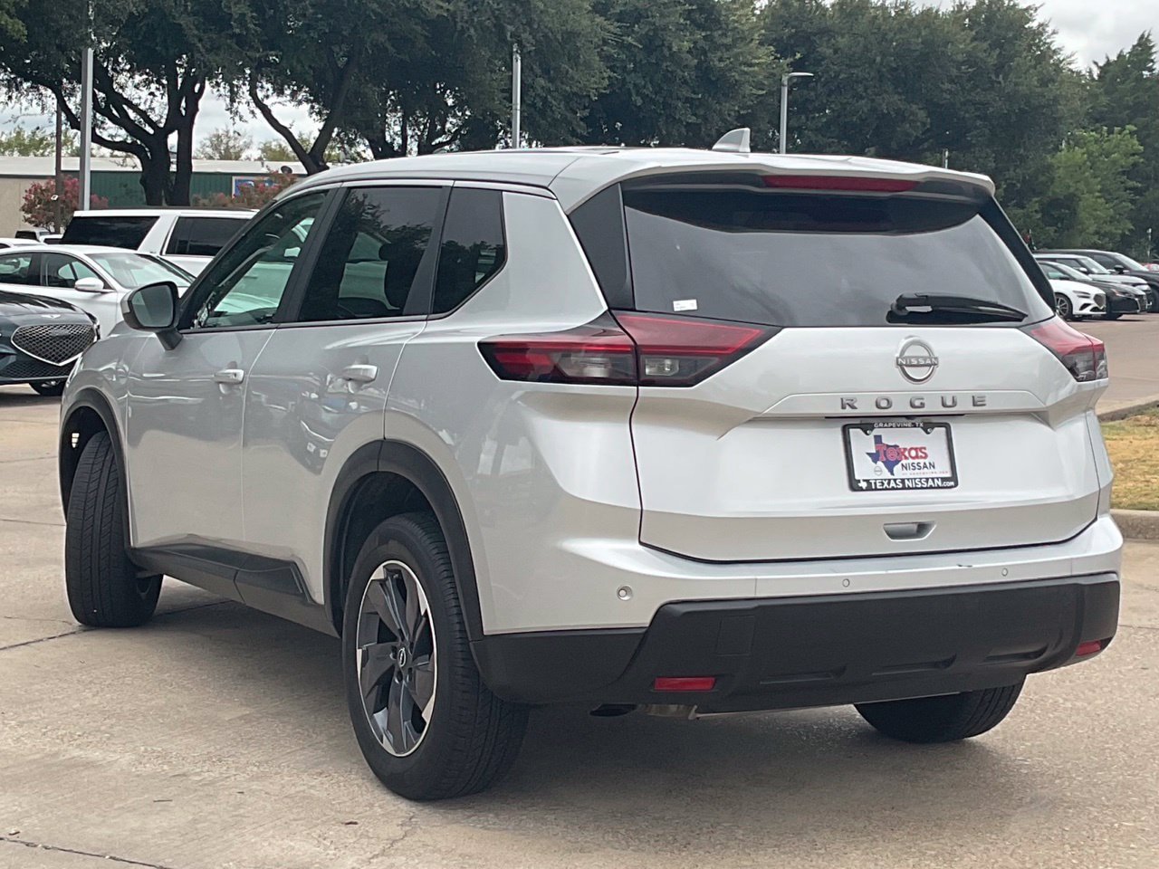 Used 2025 Nissan Rogue SV FWD image 6