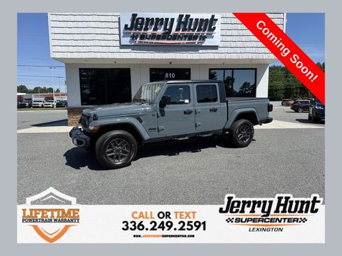 Used 2024 Jeep Gladiator Sport AWD/4WD image 1